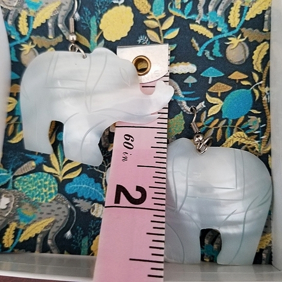 Mother of Pearl Shell Hand Carved Elephant Earring - Picture 10 of 10
